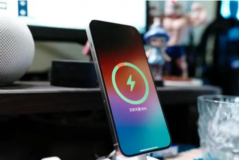 友谊苹果15换屏服务分享用什么充电器给iPhone15充电更好 